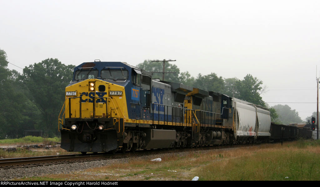 CSX 7797 & 7386 lead train Q493 southbound on the Andrews Sub